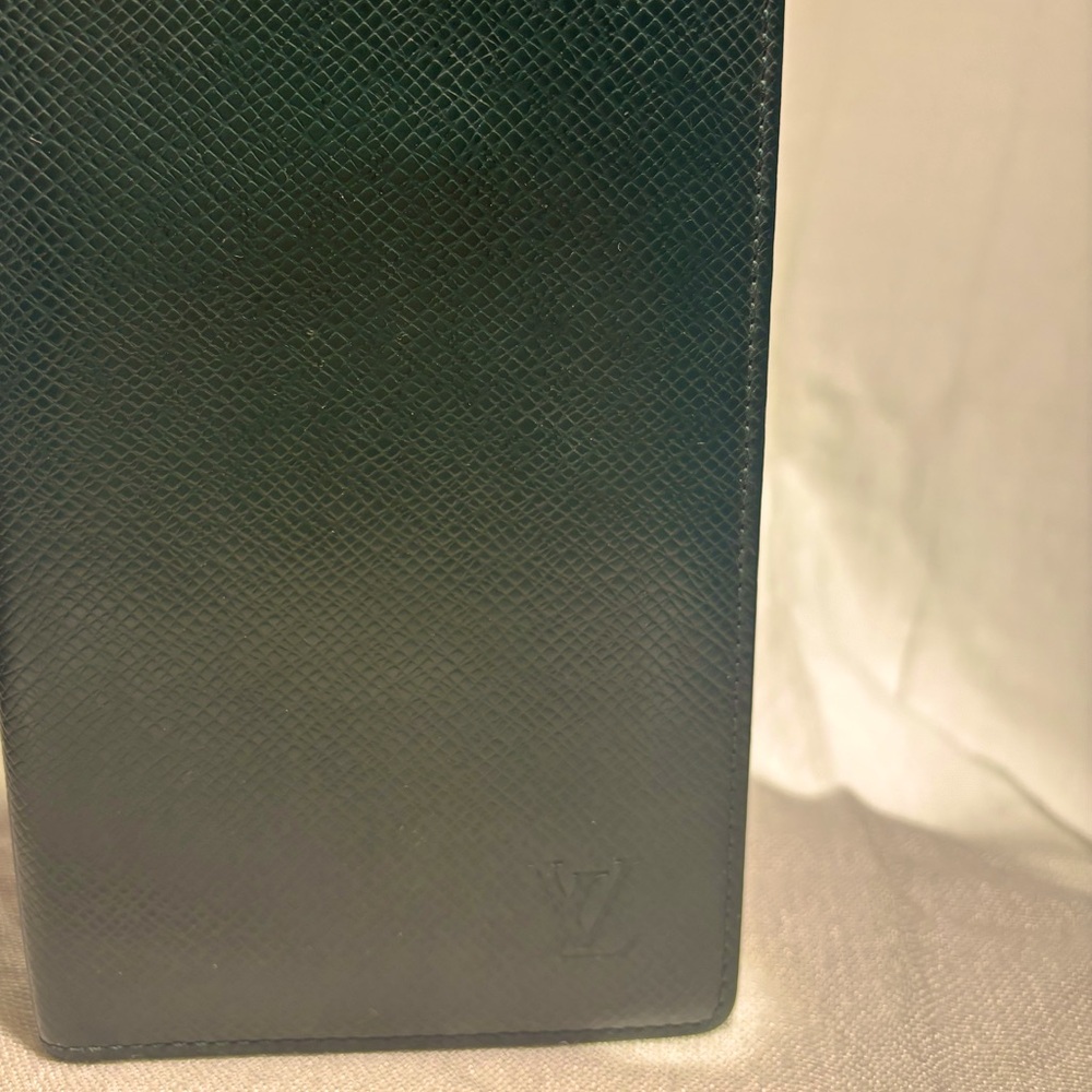 Louis Vuitton Taiga Leather wallet